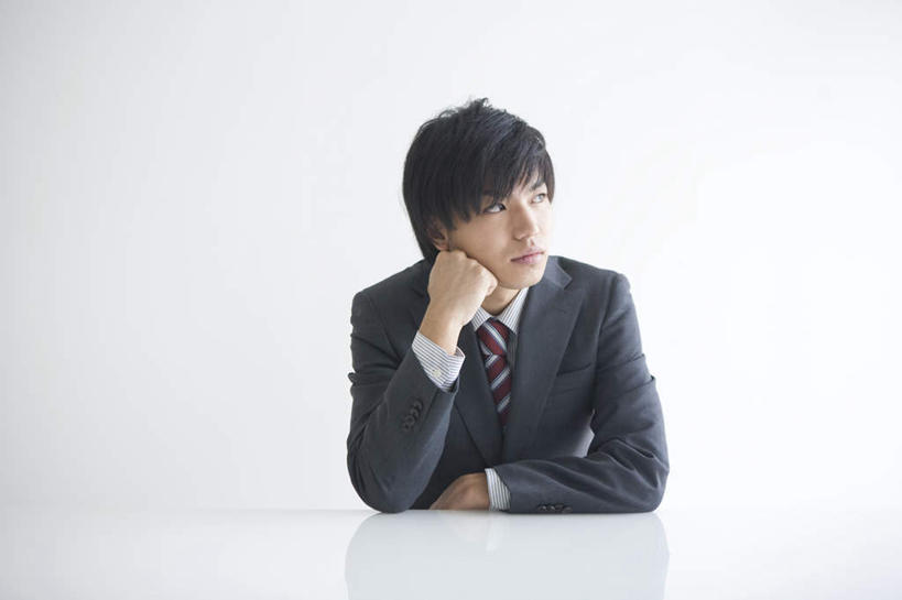 东方人,手,一个人,商务人士,商务男性,坐,横图,室内,白天,白色背景,正面,衬衫,桌子,亚洲,仅一个男性,仅一个人,撑,套装,办公桌,墙,托腮,注视,黄种人,墙壁,墙面,仅一个年轻男性,白色,观察,看,托,手部,搭,摄影,影棚,观看,察看,搭着,关注,托下巴,商务装,工薪阶层,男人,男性,年轻男性,亚洲人,白领,上班族,坐着,彩图,全身,影棚拍摄,衬衣,拍摄