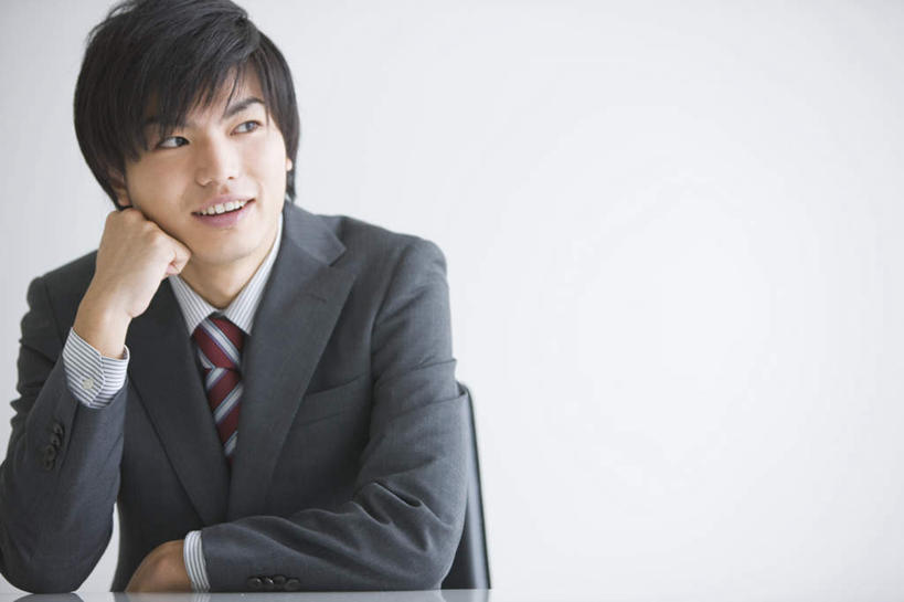东方人,手,一个人,商务人士,商务男性,坐,笑,微笑,露齿笑,横图,室内,白天,白色背景,正面,衬衫,桌子,椅子,亚洲,仅一个男性,仅一个人,撑,套装,办公桌,墙,托腮,注视,黄种人,墙壁,墙面,仅一个年轻男性,白色,黑色,观察,看,托,手部,搭,摄影,影棚,观看,察看,搭着,关注,托下巴,商务装,工薪阶层,男人,男性,年轻男性,亚洲人,白领,上班族,坐着,彩图,全身,影棚拍摄,衬衣,拍摄