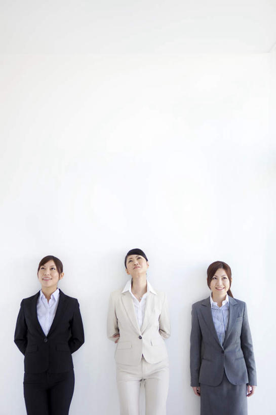 东方人,三个人,同事,商务人士,商务女性,站,笑,微笑,露齿笑,竖图,室外,白天,白色背景,正面,成功,合作,团队,集体,信心,亚洲,套装,注视,黄种人,队伍,墙壁,白色,观察,看,站着,摄影,影棚,观看,察看,领导,成就,关注,商务装,合伙,领袖,工薪阶层,背手,年轻女性,女人,女性,亚洲人,白领,上班族,抬头,仰头,站立,半身,彩图,影棚拍摄,拍摄