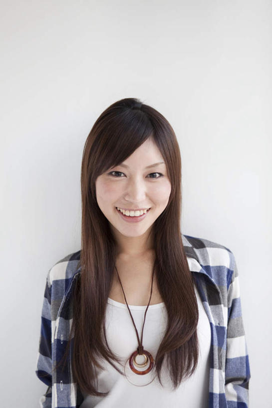 东方人,一个人,站,笑,微笑,露齿笑,竖图,室内,白天,白色背景,正面,项链,亚洲,仅一个年轻女性,仅一个女性,仅一个人,服装,注视,休闲装,黄种人,衣服,观察,看,站着,休闲,休闲服,摄影,服饰,影棚,观看,察看,关注,背手,年轻女性,女人,女性,亚洲人,站立,半身,彩图,影棚拍摄,拍摄