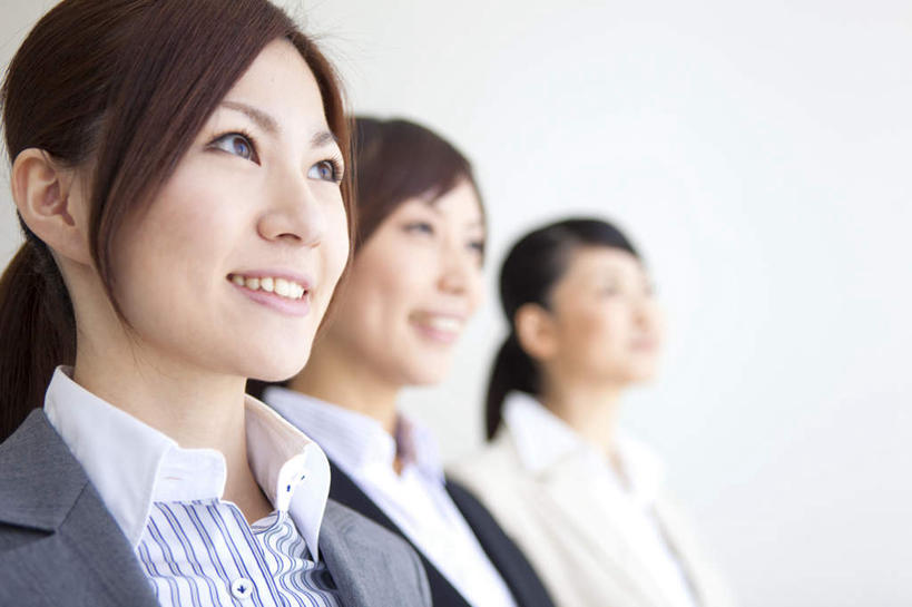 东方人,脸,头,脸颊,三个人,同事,商务人士,商务女性,站,笑,微笑,露齿笑,横图,室内,特写,白天,正面,成功,合作,团队,集体,信心,亚洲,套装,朦胧,模糊,注视,黄种人,队伍,肩膀,墙壁,白色,观察,看,站着,观看,察看,领导,成就,关注,商务装,合伙,领袖,工薪阶层,年轻女性,女人,女性,亚洲人,头部,脸部,脸蛋,面部,白领,上班族,站立,半身,彩图