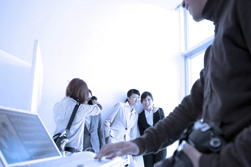 东方人,手,商务人士,商务男性,商务女性,办公室,笑,微笑,露齿笑,横图,室内,白天,正面,衬衫,鼠标,键盘,窗户,房间,落地窗,桌子,相机,亚洲,五个人,抬,握,阴影,套装,朦胧,模糊,光线,包,皮包,影子,办公桌,墙,地面,拿,拿着,注视,黄种人,输入设备,通讯设备,玻璃窗,墙壁,墙面,拍照,阳光,白板,观察,看,张嘴,招手,手部,搭,握着,观看,单肩包,察看,搭着,关注,通信设备,商务装,张大嘴巴,工薪阶层,单手抄兜,单手放兜,手提电脑,男人,男性,年轻男性,年轻女性,女人,女性,亚洲人,白领,上班族,照相机,张开嘴,插兜,手插兜,手放口袋,半身,彩图,衬衣,手抄兜