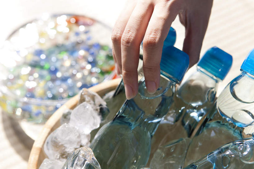 东方人,手,一个人,横图,俯视,室内,特写,白天,亚洲,仅一个年轻女性,仅一个女性,仅一个人,握,朦胧,模糊,木桶,冰块,拿,拿着,黄种人,娱乐,弹珠,玻璃制品,玻璃瓶,瓶子,碗,享受,休闲,手部,放松,握着,苏打水,弹球,年轻女性,女人,女性,亚洲人,半身,彩图,高角度拍摄