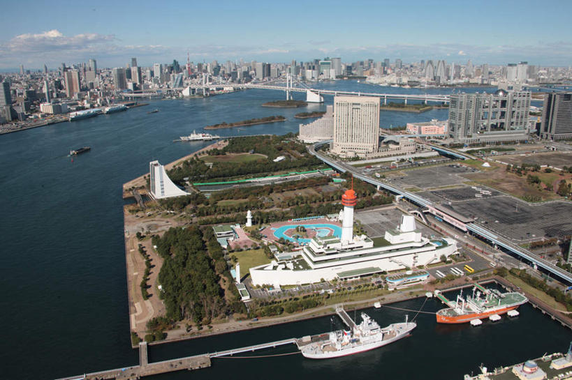 无人,高楼大厦,码头,横图,俯视,航拍,室外,白天,度假,草地,草坪,海洋,美景,树林,植物,城市风光,标志建筑,城市,大厦,地标,港口,建筑,轮船,摩天大楼,船,东京,日本,亚洲,阴影,光线,影子,景观,云,云朵,品川区,云彩,娱乐,建设,草,树,树木,蓝色,绿色,白云,蓝天,天空,阳光,自然,海水,交通工具,天,享受,休闲,景色,放松,生长,成长,鸟瞰,载具,海景,东亚,本州,关东地方,本州岛,日本国,东京都,大海,海,彩图,高角度拍摄,摆渡口,埠头,大楼,渡口,渡头,港湾,高层建筑,高楼,海港,货运码头,口岸,摩天楼,商港