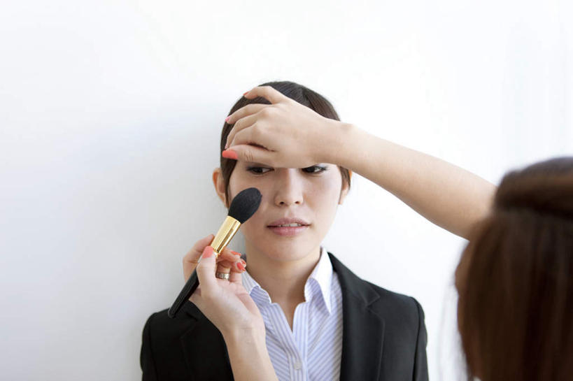 两个人,同事,商务人士,商务女性,办公室,站,摸,横图,室内,白天,正面,化妆,美容,成功,合作,团队,集体,信心,抚摸,护肤,握,套装,墙,拿,拿着,注视,队伍,墙壁,墙面,白色,化妆刷,刷子,观察,看,站着,保养,享受,休闲,放松,握着,保健,腮红刷,观看,察看,美容工具,领导,成就,关注,商务装,合伙,领袖,工薪阶层,养颜,彩妆刷,化妆工具,年轻女性,女人,女性,白领,上班族,触摸,接触,站立,半身,彩图