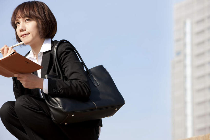 一个人,商务人士,商务女性,高楼大厦,蹲,横图,室外,白天,仰视,大厦,建筑,摩天大楼,仅一个年轻女性,仅一个女性,仅一个人,握,阴影,套装,光线,包,笔,皮包,影子,云,云朵,办公用品,记事本,拿,云彩,拿着,注视,文具,红色,蓝色,白云,蓝天,天空,阳光,本子,笔记本,学习用品,天,观察,看,握着,晴朗,观看,单肩包,文具用品,察看,关注,商务装,工薪阶层,年轻女性,女人,女性,白领,上班族,晴空,蹲着,半身,彩图,低角度拍摄,大楼,高层建筑,高楼,摩天楼