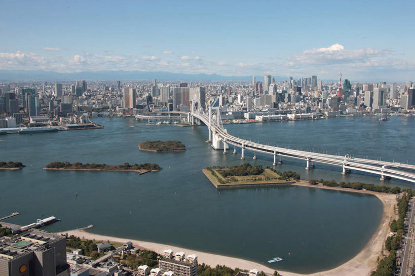 无人,高楼大厦,横图,全景,俯视,航拍,室外,白天,度假,草地,草坪,海洋,美景,树林,天际线,植物,城市风光,城市,大桥,大厦,建筑,立交桥,路,摩天大楼,桥梁,东京,日本,亚洲,阴影,光线,影子,地平线,景观,云,云朵,高架,斜拉桥,桥,地面,交通,云彩,娱乐,建设,草,树,树木,蓝色,绿色,白云,蓝天,天空,阳光,自然,海水,天,享受,休闲,景色,放松,运输,生长,晴朗,成长,鸟瞰,海景,东亚,本州,关东地方,本州岛,日本国,东京都,县厅,港区,东京市,大海,海,晴空,彩图,高角度拍摄,大楼,高层建筑,高楼,摩天楼