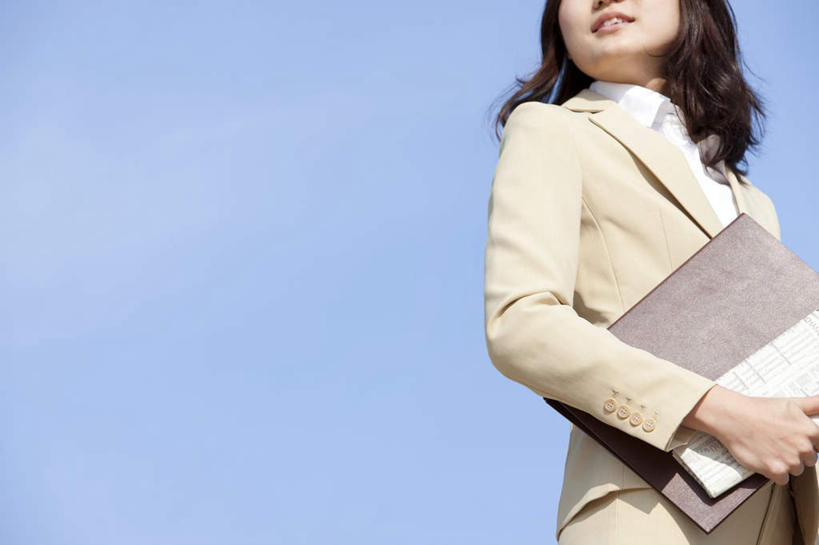 东方人,一个人,商务人士,商务女性,站,笑,微笑,横图,室外,白天,仰视,报纸,亚洲,仅一个年轻女性,仅一个女性,仅一个人,阴影,套装,光线,信息,材料,档案,文件,影子,云,云朵,拿,云彩,拿着,注视,黄种人,蓝色,白云,蓝天,天空,阳光,资料,天,观察,看,站着,晴朗,观看,新闻,察看,关注,文档,商务装,工薪阶层,年轻女性,女人,女性,亚洲人,白领,上班族,晴空,站立,半身,彩图,低角度拍摄,报刊