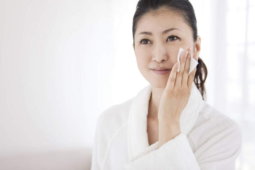 东方人,一个人,坐,笑,摸,微笑,横图,室内,白天,正面,浴袍,度假,窗帘,沙发,亚洲,仅一个年轻女性,仅一个女性,仅一个人,抚摸,阴影,朦胧,模糊,光线,影子,拿,拿着,注视,黄种人,娱乐,白色,化妆棉,观察,看,享受,休闲,放松,观看,察看,关注,年轻女性,女人,女性,亚洲人,触摸,接触,坐着,半身,彩图,汤帷子,浴衣,皮沙发