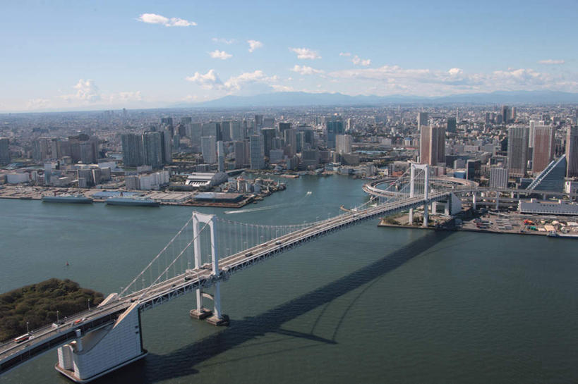 无人,高楼大厦,横图,俯视,航拍,室外,白天,度假,草地,草坪,海洋,美景,树林,植物,城市风光,城市,大桥,大厦,建筑,立交桥,路,摩天大楼,桥梁,东京,日本,亚洲,阴影,光线,影子,地平线,景观,云,云朵,高架,斜拉桥,桥,地面,交通,云彩,娱乐,建设,草,树,树木,蓝色,绿色,白云,蓝天,天空,阳光,自然,海水,天,享受,休闲,景色,放松,运输,生长,晴朗,成长,鸟瞰,海景,东亚,本州,关东地方,本州岛,日本国,东京都,县厅,港区,东京市,大海,海,晴空,彩图,高角度拍摄,大楼,高层建筑,高楼,摩天楼