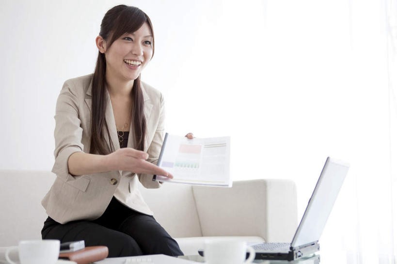 东方人,一个人,商务人士,商务女性,坐,笑,说,微笑,露齿笑,横图,室内,白天,正面,讨论,窗帘,沙发,桌子,杯子,手机,玻璃,亚洲,仅一个年轻女性,仅一个女性,仅一个人,阴影,套装,光线,材料,瓷器,档案,文件,影子,墙,记事本,咖啡杯,陶瓷制品,拿,拿着,注视,黄种人,墙壁,墙面,玻璃制品,白色,本子,笔记本,资料,观察,看,观看,察看,指着,关注,文档,瓷杯,商务装,工薪阶层,交流,手提电脑,年轻女性,女人,女性,亚洲人,白领,上班族,沟通,讲话,交谈,商讨,说话,谈话,坐着,半身,彩图,皮沙发