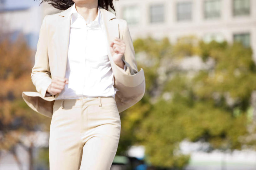 东方人,一个人,商务人士,商务女性,高楼大厦,跑,横图,室外,白天,仰视,锻炼,运动,树林,植物,大厦,建筑,摩天大楼,亚洲,仅一个年轻女性,仅一个女性,仅一个人,阴影,套装,朦胧,模糊,光线,影子,黄种人,树,树木,红色,绿色,自然,生长,成长,商务装,工薪阶层,体育,年轻女性,女人,女性,亚洲人,白领,上班族,跑步,半身,彩图,低角度拍摄,健身,大楼,高层建筑,高楼,摩天楼