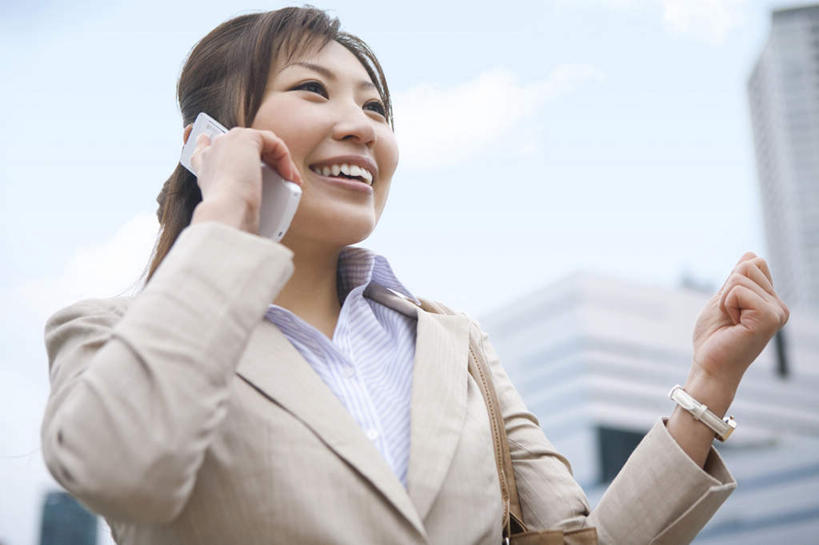 东方人,一个人,商务人士,商务女性,高楼大厦,站,说,打电话,横图,室外,白天,仰视,讨论,大厦,建筑,摩天大楼,电话,手机,亚洲,仅一个年轻女性,仅一个女性,仅一个人,握,阴影,套装,朦胧,模糊,时间,光线,时钟,手表,影子,云,云朵,拿,计时,云彩,拿着,黄种人,通讯设备,蓝色,白云,蓝天,天空,阳光,钟表,天,站着,表,握着,晴朗,腕表,商务装,工薪阶层,交流,年轻女性,女人,女性,亚洲人,白领,上班族,钟,晴空,沟通,讲话,交谈,商讨,说话,谈话,通话,站立,半身,彩图,低角度拍摄,大楼,高层建筑,高楼,摩天楼