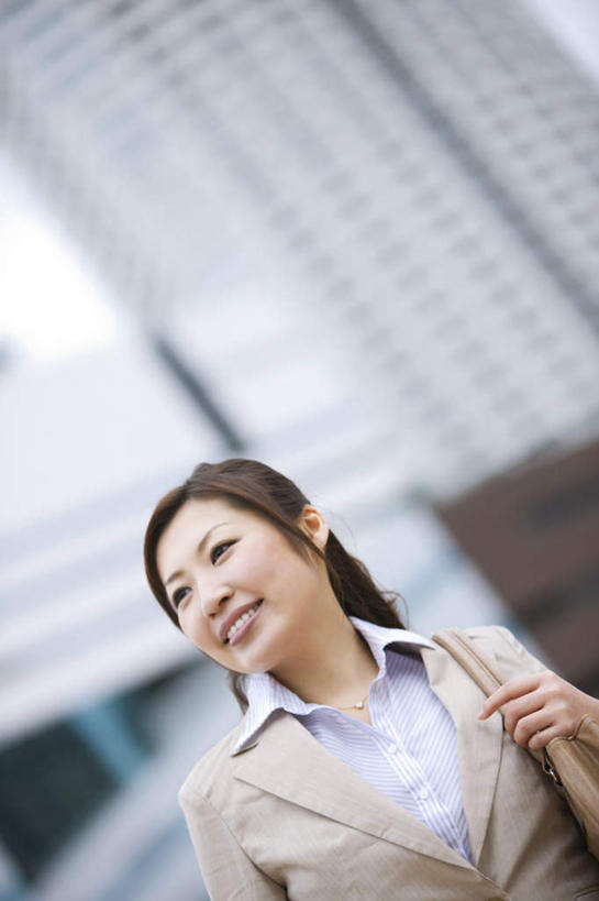 东方人,背,一个人,商务人士,商务女性,高楼大厦,走,笑,微笑,露齿笑,竖图,室外,白天,仰视,大厦,建筑,摩天大楼,亚洲,仅一个年轻女性,仅一个女性,仅一个人,握,阴影,套装,朦胧,模糊,光线,包,皮包,影子,注视,黄种人,蓝色,蓝天,天空,阳光,天,观察,看,握着,观看,单肩包,察看,关注,商务装,工薪阶层,年轻女性,女人,女性,亚洲人,白领,上班族,步行,散步,走路,半身,彩图,低角度拍摄,大楼,高层建筑,高楼,摩天楼