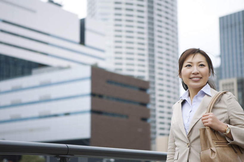 东方人,背,一个人,商务人士,商务女性,高楼大厦,站,笑,微笑,露齿笑,横图,室外,白天,仰视,大厦,建筑,摩天大楼,亚洲,仅一个年轻女性,仅一个女性,仅一个人,握,阴影,套装,朦胧,模糊,时间,光线,包,皮包,时钟,手表,影子,计时,注视,黄种人,蓝色,蓝天,天空,阳光,钟表,天,观察,看,站着,表,握着,观看,单肩包,腕表,察看,关注,商务装,工薪阶层,年轻女性,女人,女性,亚洲人,白领,上班族,钟,站立,半身,彩图,低角度拍摄,大楼,高层建筑,高楼,摩天楼