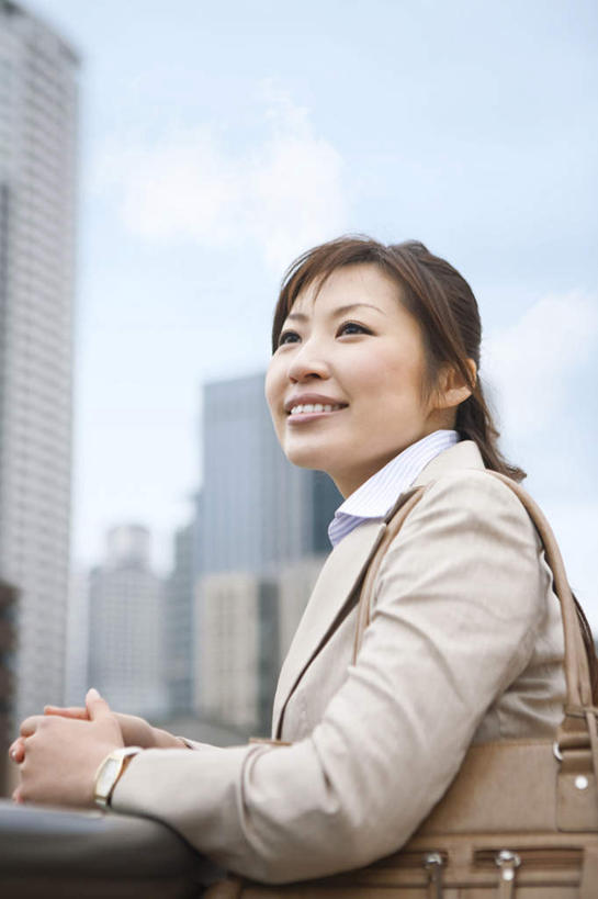 一个人,商务人士,商务女性,高楼大厦,栏杆,站,笑,微笑,露齿笑,竖图,室外,白天,侧面,河流,水,大厦,建筑,摩天大楼,仅一个年轻女性,仅一个女性,仅一个人,握,阴影,套装,朦胧,模糊,时间,光线,时钟,手表,影子,河水,水流,围栏,拿,计时,拿着,护栏,钟表,站着,表,搭,握着,腕表,搭着,商务装,工薪阶层,年轻女性,女人,女性,白领,上班族,钟,站立,半身,彩图,大楼,高层建筑,高楼,摩天楼