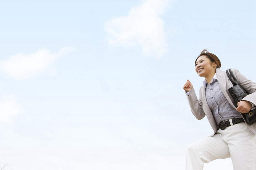 东方人,背,一个人,商务人士,商务女性,跑,笑,微笑,露齿笑,横图,室外,白天,仰视,亚洲,仅一个年轻女性,仅一个女性,仅一个人,阴影,套装,光线,包,皮包,影子,云,云朵,云彩,注视,黄种人,蓝色,白云,蓝天,天空,阳光,天,观察,看,晴朗,观看,单肩包,察看,关注,商务装,工薪阶层,年轻女性,女人,女性,亚洲人,白领,上班族,晴空,跑步,半身,彩图,低角度拍摄