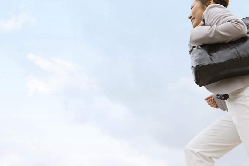 东方人,背,一个人,商务人士,商务女性,跑,笑,微笑,露齿笑,横图,室外,白天,仰视,亚洲,仅一个年轻女性,仅一个女性,仅一个人,阴影,套装,光线,包,皮包,影子,云,云朵,云彩,注视,黄种人,蓝色,白云,蓝天,天空,阳光,天,观察,看,晴朗,观看,单肩包,察看,关注,商务装,工薪阶层,年轻女性,女人,女性,亚洲人,白领,上班族,晴空,跑步,半身,彩图,低角度拍摄