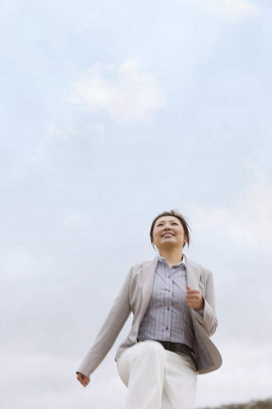 东方人,一个人,商务人士,商务女性,跑,笑,微笑,露齿笑,竖图,室外,白天,仰视,树林,植物,亚洲,仅一个年轻女性,仅一个女性,仅一个人,阴影,套装,光线,影子,云,云朵,云彩,注视,黄种人,树,树木,蓝色,绿色,白云,蓝天,天空,阳光,自然,天,观察,看,生长,晴朗,成长,观看,察看,关注,商务装,工薪阶层,年轻女性,女人,女性,亚洲人,白领,上班族,晴空,跑步,半身,彩图,低角度拍摄