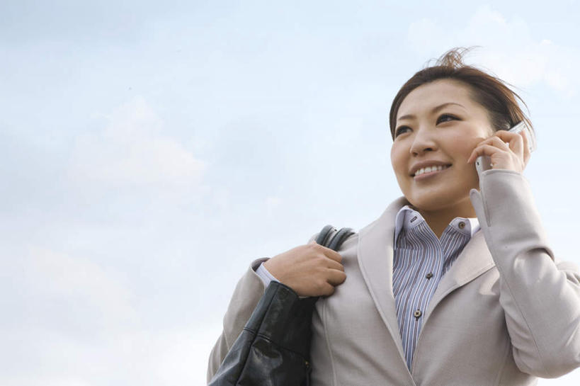 东方人,背,一个人,商务人士,商务女性,走,笑,说,打电话,微笑,露齿笑,横图,室外,白天,仰视,讨论,电话,手机,亚洲,仅一个年轻女性,仅一个女性,仅一个人,阴影,套装,光线,包,皮包,影子,云,云朵,云彩,注视,黄种人,通讯设备,蓝色,白云,蓝天,天空,阳光,天,观察,看,晴朗,观看,单肩包,察看,关注,商务装,工薪阶层,交流,年轻女性,女人,女性,亚洲人,白领,上班族,晴空,步行,沟通,讲话,交谈,散步,商讨,说话,谈话,通话,走路,半身,彩图,低角度拍摄