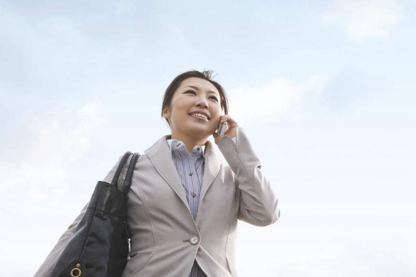 东方人,背,一个人,商务人士,商务女性,走,笑,说,打电话,微笑,露齿笑,横图,室外,白天,仰视,讨论,电话,手机,亚洲,仅一个年轻女性,仅一个女性,仅一个人,阴影,套装,光线,包,皮包,影子,云,云朵,云彩,注视,黄种人,通讯设备,蓝色,白云,蓝天,天空,阳光,天,观察,看,晴朗,观看,单肩包,察看,关注,商务装,工薪阶层,交流,年轻女性,女人,女性,亚洲人,白领,上班族,晴空,步行,沟通,讲话,交谈,散步,商讨,说话,谈话,通话,走路,半身,彩图,低角度拍摄