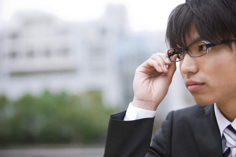 东方人,脸,头,脸颊,一个人,商务人士,商务男性,家,站,横图,室外,特写,白天,正面,衬衫,树林,植物,亚洲,仅一个男性,仅一个人,戴,阴影,套装,朦胧,模糊,光线,眼镜,影子,房屋,屋子,拿,拿着,注视,黄种人,楼房,肩膀,住宅,树,树木,仅一个年轻男性,绿色,自然,观察,看,站着,生长,成长,观看,察看,关注,商务装,近视眼镜,工薪阶层,男人,男性,年轻男性,亚洲人,头部,脸部,脸蛋,面部,白领,上班族,站立,半身,彩图,衬衣,房子