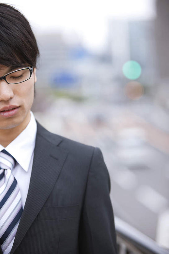 东方人,一个人,商务人士,商务男性,家,栏杆,竖图,室外,白天,正面,衬衫,安全,道路,路,公路,汽车,亚洲,仅一个男性,仅一个人,阴影,套装,朦胧,模糊,光线,眼镜,影子,房屋,屋子,红绿灯,围栏,信号灯,交通,注视,黄种人,护栏,楼房,住宅,车,仅一个年轻男性,阳光,交通工具,轿车,观察,看,站着,警示,观看,察看,关注,提示,载具,商务装,近视眼镜,流通,工薪阶层,交通信号灯,行人信号灯,男人,男性,年轻男性,亚洲人,白领,上班族,马路,半身,彩图,衬衣,房子