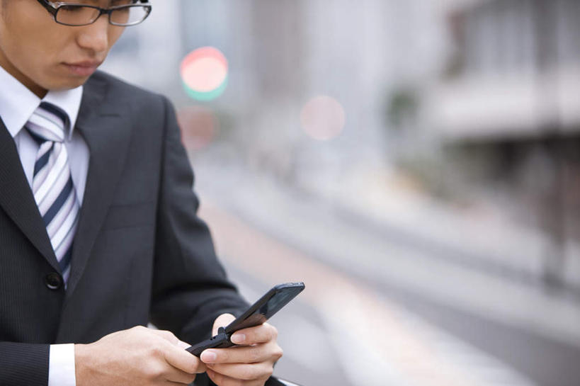 东方人,一个人,商务人士,商务男性,家,站,打电话,横图,室外,白天,正面,衬衫,安全,道路,路,公路,电话,手机,亚洲,仅一个男性,仅一个人,握,套装,朦胧,模糊,眼镜,房屋,屋子,红绿灯,信号灯,交通,拿,拿着,注视,黄种人,通讯设备,楼房,住宅,仅一个年轻男性,低头,观察,看,站着,警示,握着,观看,察看,关注,提示,商务装,近视眼镜,流通,工薪阶层,交通信号灯,行人信号灯,交流,男人,男性,年轻男性,亚洲人,白领,上班族,马路,沟通,通话,站立,半身,彩图,衬衣,房子