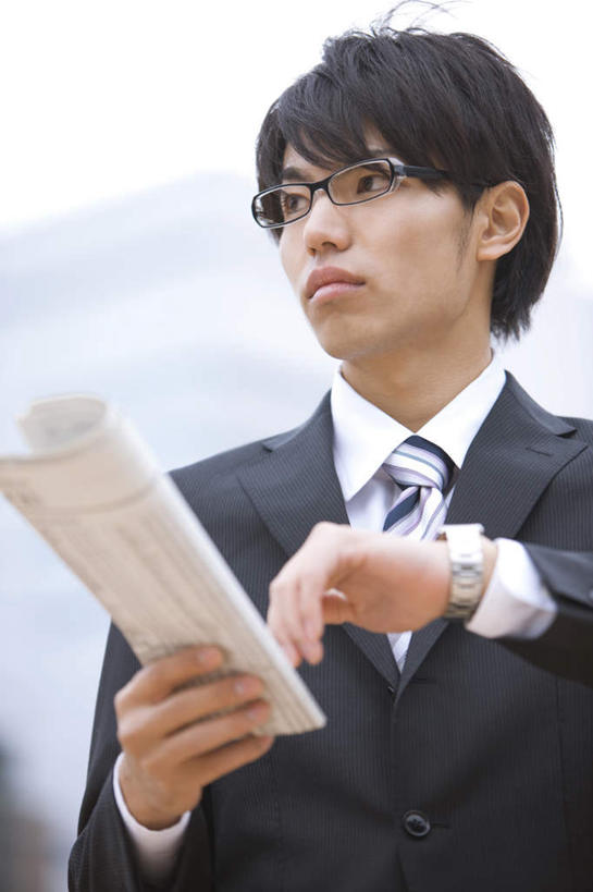 东方人,一个人,商务人士,商务男性,家,站,竖图,室外,白天,仰视,衬衫,树林,植物,报纸,亚洲,仅一个男性,仅一个人,握,套装,时间,信息,时钟,手表,房屋,屋子,拿,计时,拿着,注视,黄种人,楼房,住宅,树,树木,仅一个年轻男性,绿色,天空,自然,钟表,天,观察,看,站着,表,握着,生长,成长,观看,新闻,腕表,察看,关注,商务装,工薪阶层,男人,男性,年轻男性,亚洲人,白领,上班族,钟,站立,半身,彩图,低角度拍摄,衬衣,房子,报刊