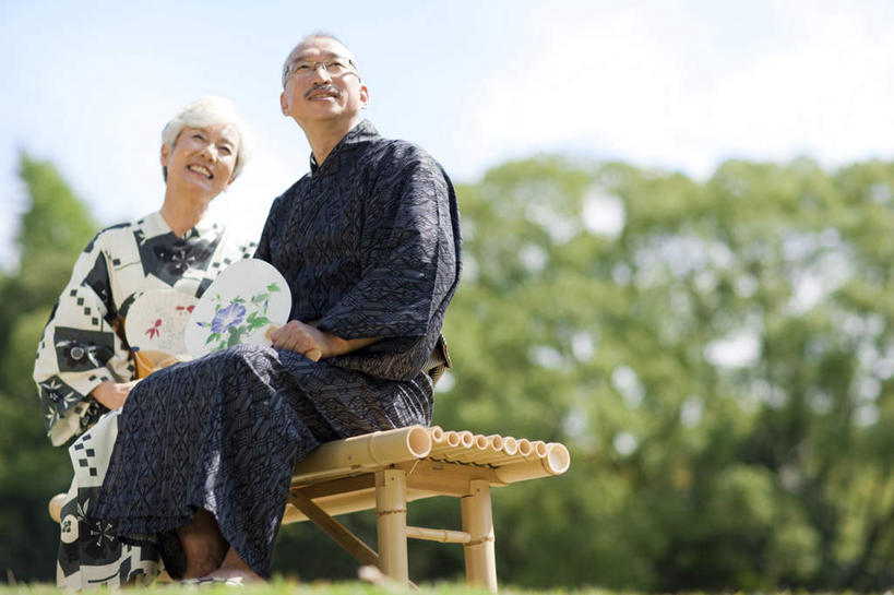 东方人,两个人,家庭,夫妻,坐,笑,微笑,露齿笑,横图,室外,白天,仰视,民族服装,爱情,草地,草坪,树林,植物,椅子,亚洲,握,阴影,花纹,和服,朦胧,模糊,光线,扇子,图案,眼镜,影子,木椅,云,云朵,浪漫,拿,云彩,拿着,注视,黄种人,草,树,树木,蓝色,绿色,白云,蓝天,天空,阳光,自然,天,观察,看,温暖,温馨,一家人,恩爱,握着,恋人,服饰,生长,晴朗,成长,观看,和睦,察看,关注,近视眼镜,吴服,唐草,唐花,唐锦,老年男性,老年女性,男人,男性,女人,女性,亚洲人,夫妇,情侣,晴空,坐着,彩图,低角度拍摄,全身,传统服装,民俗服,伴侣,融洽