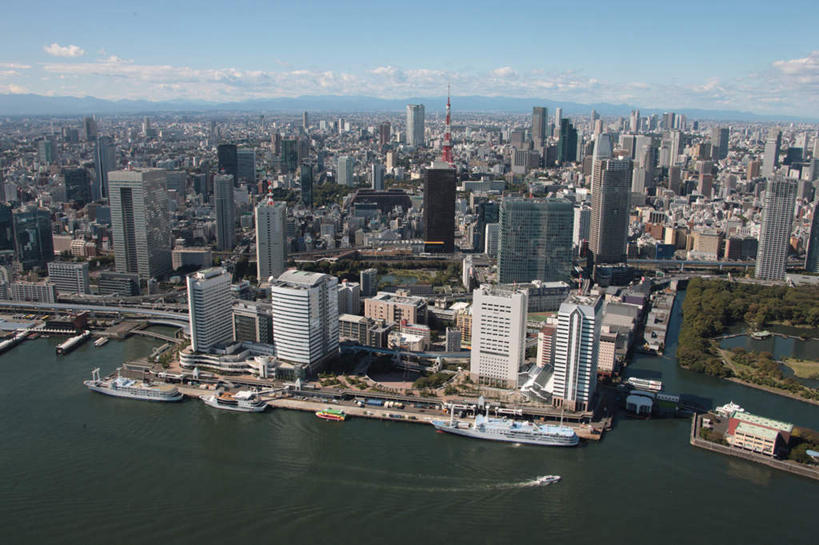 无人,高楼大厦,横图,全景,俯视,航拍,室外,白天,度假,草地,草坪,海洋,美景,树林,天际线,植物,城市风光,城市,大厦,建筑,轮船,摩天大楼,船,东京,日本,亚洲,一艘,阴影,波纹,飞溅,溅,光线,液体,影子,地平线,景观,水滴,云,云朵,地面,东京铁塔,云彩,娱乐,建设,水珠,草,树,树木,蓝色,绿色,白云,蓝天,水纹,天空,阳光,自然,海水,船尾波,交通工具,波浪,天,享受,休闲,景色,放松,生长,晴朗,成长,东京塔,鸟瞰,喷洒,载具,海景,东亚,本州,关东地方,本州岛,日本国,东京都,日本电波塔,大海,海,晴空,彩图,高角度拍摄,大楼,高层建筑,高楼,摩天楼