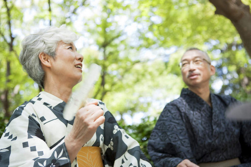 东方人,两个人,家庭,夫妻,站,说,横图,室外,白天,仰视,民族服装,爱情,讨论,树林,植物,亚洲,阴影,花纹,和服,朦胧,模糊,光线,图案,影子,浪漫,注视,黄种人,树,树木,绿色,阳光,自然,观察,看,站着,温暖,温馨,一家人,恩爱,恋人,服饰,生长,成长,观看,和睦,察看,关注,吴服,唐草,唐花,唐锦,交流,老年男性,老年女性,男人,男性,女人,女性,亚洲人,夫妇,情侣,沟通,讲话,交谈,商讨,说话,谈话,站立,半身,彩图,低角度拍摄,传统服装,民俗服,伴侣,融洽