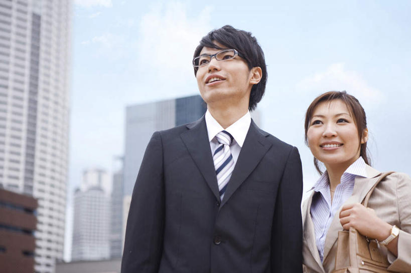 东方人,背,两个人,同事,商务人士,商务男性,商务女性,高楼大厦,站,笑,微笑,露齿笑,横图,室外,白天,仰视,衬衫,成功,办公楼,合作,团队,集体,信心,大厦,建筑,摩天大楼,写字楼,亚洲,握,阴影,套装,朦胧,模糊,时间,光线,包,公文包,时钟,手表,眼镜,影子,云,云朵,拿,计时,云彩,拿着,注视,黄种人,队伍,蓝色,白云,蓝天,天空,阳光,钟表,楼宇,天,观察,看,站着,表,商务楼,握着,晴朗,公事包,观看,腕表,察看,领导,成就,关注,商务装,合伙,领袖,近视眼镜,工薪阶层,男人,男性,年轻男性,年轻女性,女人,女性,亚洲人,白领,上班族,钟,晴空,站立,半身,彩图,低角度拍摄,衬衣,大楼,高层建筑,高楼,摩天楼