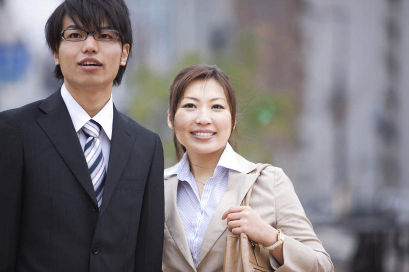 东方人,背,两个人,同事,商务人士,商务男性,商务女性,高楼大厦,站,笑,微笑,露齿笑,横图,室外,白天,正面,衬衫,成功,办公楼,合作,团队,集体,信心,树林,植物,大厦,建筑,摩天大楼,写字楼,亚洲,握,套装,朦胧,模糊,时间,包,公文包,时钟,手表,眼镜,拿,计时,拿着,注视,黄种人,队伍,树,树木,绿色,自然,钟表,楼宇,观察,看,站着,表,商务楼,握着,生长,成长,公事包,观看,腕表,察看,领导,成就,关注,商务装,合伙,领袖,近视眼镜,工薪阶层,男人,男性,年轻男性,年轻女性,女人,女性,亚洲人,白领,上班族,钟,站立,半身,彩图,衬衣,大楼,高层建筑,高楼,摩天楼