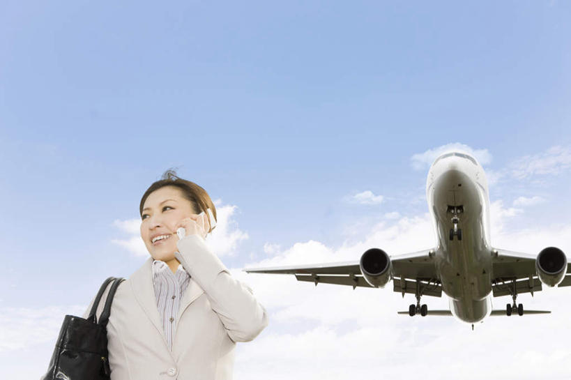 东方人,背,一个人,商务人士,商务女性,站,笑,说,打电话,微笑,露齿笑,横图,室外,白天,仰视,讨论,飞机,电话,手机,亚洲,仅一个年轻女性,仅一个女性,仅一个人,握,阴影,套装,光线,包,公文包,影子,云,云朵,交通,拿,云彩,拿着,黄种人,通讯设备,航空,一个,蓝色,黑色,白云,蓝天,天空,阳光,交通工具,天,站着,握着,运输,晴朗,单个,公事包,客机,载具,商务装,工薪阶层,交流,年轻女性,女人,女性,亚洲人,白领,上班族,晴空,沟通,讲话,交谈,商讨,说话,谈话,通话,站立,半身,彩图,低角度拍摄