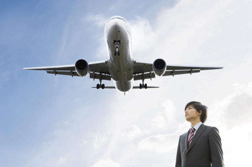 东方人,背,一个人,商务人士,商务男性,站,横图,室外,白天,仰视,衬衫,飞机,亚洲,仅一个男性,仅一个人,握,阴影,套装,光线,包,公文包,影子,云,云朵,交通,拿,云彩,拿着,黄种人,航空,仅一个年轻男性,蓝色,白云,蓝天,天空,阳光,交通工具,天,站着,握着,运输,晴朗,公事包,客机,载具,商务装,工薪阶层,男人,男性,年轻男性,亚洲人,白领,上班族,晴空,站立,半身,彩图,低角度拍摄,衬衣