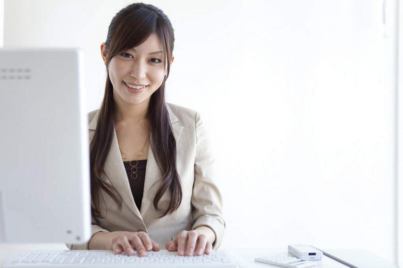 东方人,一个人,商务人士,商务女性,坐,笑,微笑,露齿笑,横图,室内,白天,白色背景,正面,计算器,电脑,显示器,鼠标,键盘,桌子,手机,亚洲,仅一个年轻女性,仅一个女性,仅一个人,敲打,阴影,套装,光线,网络,影子,办公桌,墙,注视,黄种人,输入,输入设备,通讯设备,墙壁,墙面,一个,白色,打字,观察,看,台式电脑,单个,观看,点击,敲击,察看,关注,通信设备,商务装,工薪阶层,输出设备,按键,年轻女性,女人,女性,亚洲人,白领,上班族,坐着,半身,彩图