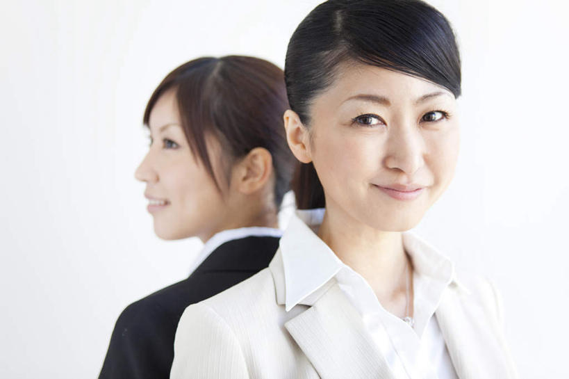 东方人,背部,两个人,同事,商务人士,商务女性,站,笑,微笑,露齿笑,竖图,室内,白天,白色背景,正面,成功,合作,团队,集体,信心,亚洲,套装,注视,黄种人,队伍,观察,看,站着,摄影,影棚,观看,察看,领导,成就,关注,商务装,合伙,领袖,工薪阶层,年轻女性,女人,女性,亚洲人,白领,上班族,站立,半身,彩图,影棚拍摄,拍摄