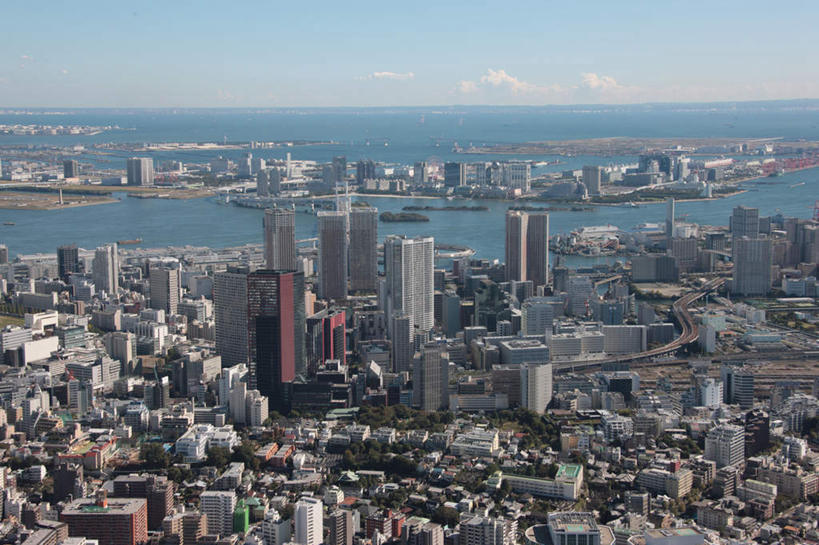 无人,高楼大厦,横图,全景,俯视,航拍,室外,白天,度假,海洋,美景,树林,天际线,植物,城市风光,标志建筑,城市,大厦,地标,建筑,摩天大楼,东京,日本,亚洲,阴影,光线,影子,景观,云,云朵,云彩,娱乐,建设,树,树木,蓝色,绿色,白云,蓝天,天空,阳光,自然,海水,天,享受,休闲,景色,放松,生长,晴朗,成长,鸟瞰,海景,东亚,本州,关东地方,本州岛,日本国,东京都,县厅,港区,东京市,大海,海,晴空,彩图,高角度拍摄,大楼,高层建筑,高楼,摩天楼