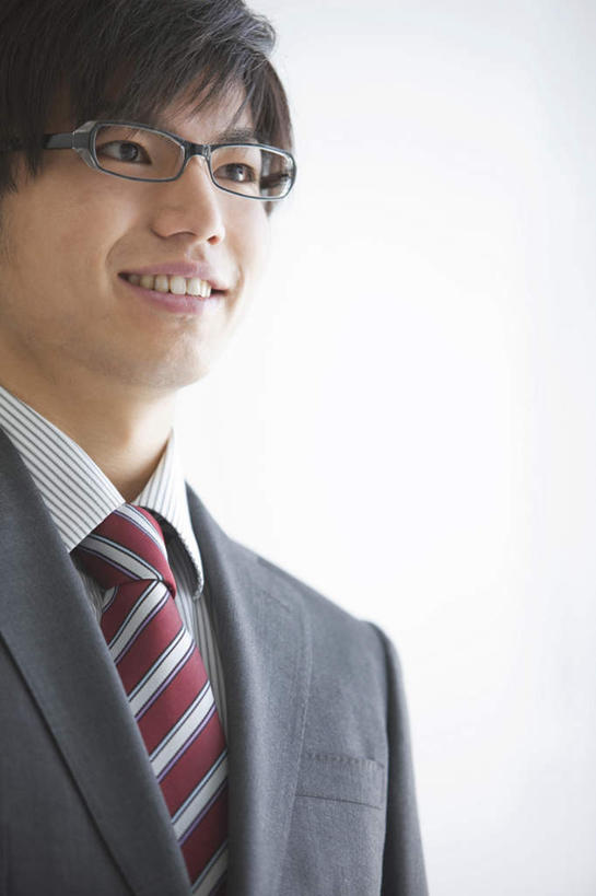 东方人,一个人,商务人士,商务男性,站,笑,微笑,露齿笑,竖图,室内,白天,白色背景,正面,衬衫,亚洲,仅一个男性,仅一个人,套装,注视,黄种人,仅一个年轻男性,观察,看,站着,摄影,影棚,观看,察看,关注,商务装,近视眼镜,工薪阶层,男人,男性,年轻男性,亚洲人,白领,上班族,站立,半身,彩图,影棚拍摄,衬衣,拍摄