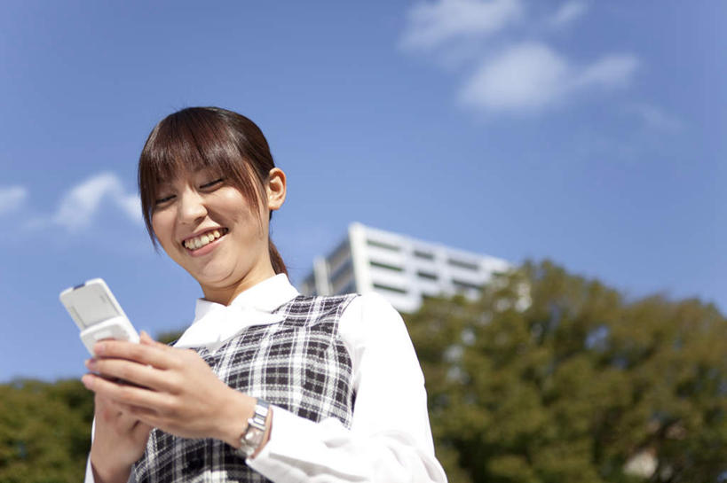 东方人,一个人,商务人士,商务女性,家,站,笑,微笑,露齿笑,横图,室外,白天,仰视,树林,植物,手机,亚洲,仅一个年轻女性,仅一个女性,仅一个人,握,阴影,套装,朦胧,模糊,时间,光线,时钟,手表,影子,房屋,屋子,云,云朵,拿,计时,云彩,拿着,注视,黄种人,楼房,住宅,树,树木,蓝色,绿色,白云,蓝天,天空,阳光,自然,钟表,天,观察,看,站着,表,握着,生长,晴朗,成长,观看,腕表,察看,关注,商务装,工薪阶层,年轻女性,女人,女性,亚洲人,白领,上班族,钟,晴空,站立,半身,彩图,低角度拍摄,房子