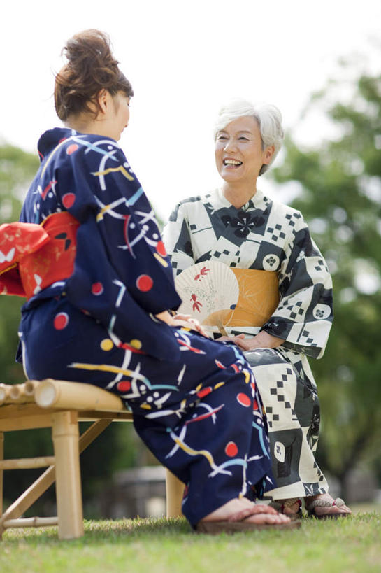 东方人,头发,两个人,家庭,母亲,女儿,坐,笑,说,微笑,露齿笑,竖图,室外,白天,仰视,民族服装,讨论,草地,草坪,树林,植物,亚洲,握,阴影,花纹,和服,朦胧,模糊,光线,图案,影子,拿,拿着,注视,黄种人,草,树,树木,蓝色,绿色,白色,黑色,蓝天,天空,阳光,自然,天,观察,看,温暖,温馨,母女,一家人,母爱,握着,服饰,生长,成长,观看,和睦,察看,关注,亲情,吴服,唐草,唐花,唐锦,交流,老年女性,年轻女性,女人,女性,亚洲人,沟通,讲话,交谈,商讨,说话,谈话,坐着,彩图,低角度拍摄,全身,传统服装,民俗服,融洽