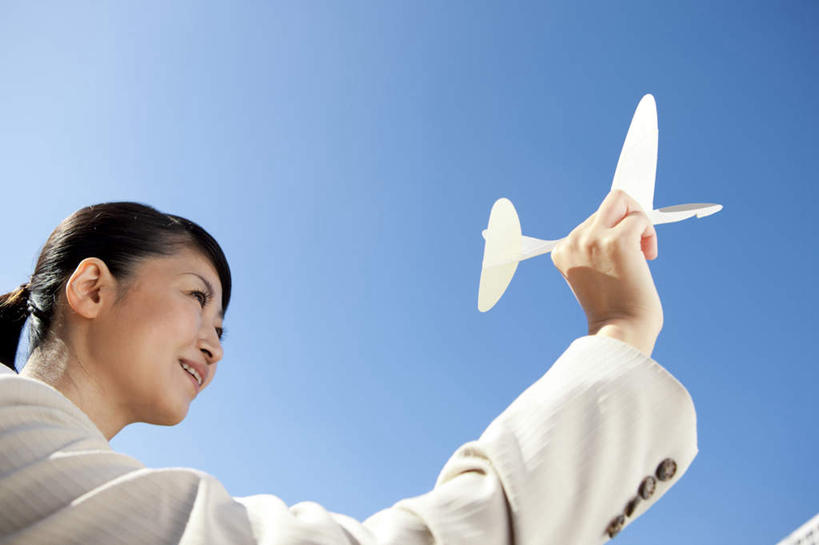 东方人,脸,头,脸颊,一个人,商务人士,商务女性,笑,微笑,露齿笑,横图,室外,特写,白天,仰视,飞机,亚洲,仅一个年轻女性,仅一个女性,仅一个人,阴影,套装,艺术,光线,影子,折纸,纸艺,手工艺品,拿,拿着,注视,黄种人,文化,肩膀,蓝色,蓝天,天空,阳光,工艺品,天,观察,看,观看,纸飞机,察看,高雅,关注,商务装,工薪阶层,工艺折纸,自信心,品位,年轻女性,女人,女性,亚洲人,头部,脸部,脸蛋,面部,白领,上班族,半身,彩图,低角度拍摄