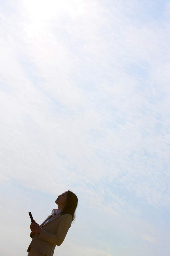 东方人,一个人,商务人士,商务女性,站,打电话,竖图,室内,白天,仰视,电话,手机,亚洲,仅一个年轻女性,仅一个女性,仅一个人,阴影,套装,光线,影子,云,云朵,拿,云彩,拿着,注视,黄种人,通讯设备,一个,蓝色,白云,蓝天,天空,阳光,天,观察,看,站着,晴朗,观看,察看,关注,商务装,工薪阶层,交流,年轻女性,女人,女性,亚洲人,白领,上班族,晴空,沟通,通话,站立,半身,彩图,低角度拍摄