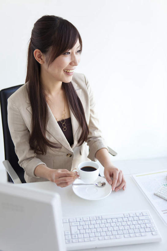 咖啡,东方人,一个人,商务人士,商务女性,坐,笑,微笑,露齿笑,竖图,俯视,室内,白天,计算器,电脑,显示器,鼠标,键盘,桌子,杯子,餐具,亚洲,仅一个年轻女性,仅一个女性,仅一个人,阴影,套装,光线,网络,瓷器,碟子,盘,影子,勺子,办公桌,墙,咖啡杯,陶瓷制品,注视,黄种人,输入设备,通讯设备,墙壁,墙面,一个,白色,盘子,调羹,碟,汤匙,观察,看,台式电脑,单个,观看,察看,关注,瓷杯,通信设备,商务装,工薪阶层,输出设备,年轻女性,女人,女性,亚洲人,白领,上班族,坐着,半身,彩图,高角度拍摄