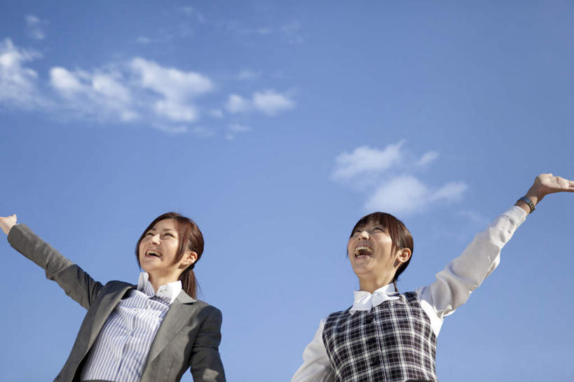 东方人,两个人,同事,商务人士,商务女性,站,举,笑,微笑,露齿笑,横图,室外,白天,仰视,成功,合作,团队,集体,信心,亚洲,阴影,套装,光线,影子,云,云朵,云彩,注视,黄种人,队伍,蓝色,白云,蓝天,天空,阳光,天,观察,看,牵手,托,站着,晴朗,观看,察看,领导,成就,关注,商务装,合伙,领袖,工薪阶层,年轻女性,女人,女性,亚洲人,白领,上班族,晴空,举起,举手,举着,向上举,向上伸,向上托,站立,半身,彩图,低角度拍摄