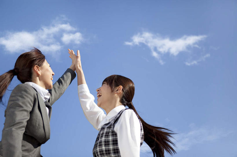 东方人,两个人,同事,商务人士,商务女性,站,笑,微笑,露齿笑,横图,室外,白天,仰视,快乐,兴奋,骄傲,成功,胜利,合作,团队,集体,信心,亚洲,击掌,阴影,套装,光线,影子,云,云朵,云彩,注视,黄种人,队伍,蓝色,白云,蓝天,天空,阳光,天,观察,看,手势,站着,自信,晴朗,观看,察看,领导,成就,关注,商务装,合伙,领袖,工薪阶层,年轻女性,女人,女性,亚洲人,白领,上班族,晴空,拍手,站立,半身,彩图,低角度拍摄,欢乐,开心