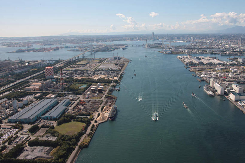 无人,家,码头,横图,全景,俯视,航拍,室外,白天,度假,草地,草坪,海浪,海洋,美景,山,山脉,树林,天际线,植物,城市风光,城市,大桥,港口,立交桥,轮船,桥梁,船,神奈川,日本,亚洲,房屋,屋子,景观,浪花,山峰,水平线,云,云朵,高架,斜拉桥,桥,辽阔,海平线,山峦,横滨,横滨市,神奈川县,云彩,娱乐,楼房,住宅,草,树,树木,蓝色,绿色,白云,蓝天,天空,自然,海水,交通工具,群山,天,享受,休闲,广阔,景色,放松,生长,成长,一望无际,鸟瞰,载具,海景,东亚,本州,首府,关东地方,本州岛,日本国,无边无际,一马平川,大海,风浪,海,海水的波动,近岸浪,涌浪,彩图,高角度拍摄,房子,摆渡口,埠头,渡口,渡头,港湾,海港,货运码头,口岸,商港,水天相接,水天一线