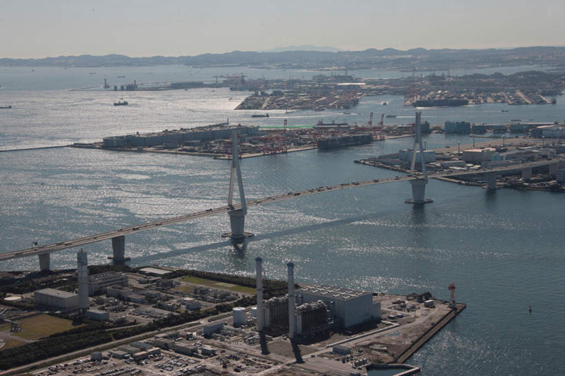 无人,家,码头,横图,全景,俯视,航拍,室外,白天,度假,草地,草坪,海浪,海洋,美景,山,山脉,树林,天际线,植物,城市风光,城市,大桥,港口,立交桥,轮船,桥梁,船,神奈川,日本,亚洲,阴影,光线,影子,房屋,屋子,景观,浪花,山峰,水平线,云,云朵,高架,斜拉桥,桥,辽阔,海平线,山峦,横滨,横滨市,神奈川县,云彩,娱乐,楼房,住宅,草,树,树木,蓝色,绿色,白云,蓝天,天空,阳光,自然,海水,交通工具,群山,天,享受,休闲,广阔,景色,放松,生长,成长,一望无际,鸟瞰,载具,海景,东亚,本州,首府,关东地方,本州岛,日本国,无边无际,一马平川,横滨跨海大桥,大海,风浪,海,海水的波动,近岸浪,涌浪,彩图,高角度拍摄,房子,摆渡口,埠头,渡口,渡头,港湾,海港,货运码头,口岸,商港,水天相接,水天一线