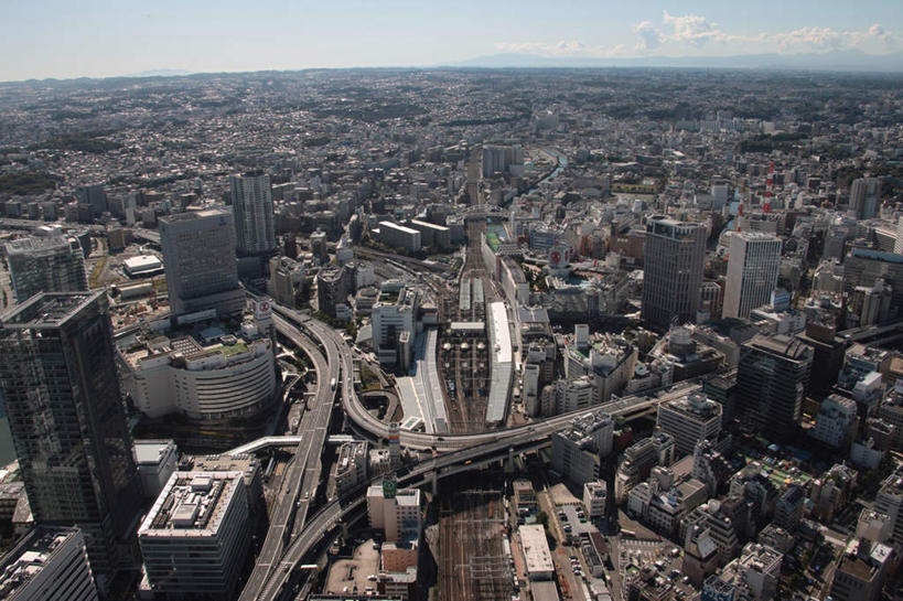 无人,高楼大厦,横图,全景,俯视,航拍,室外,白天,度假,美景,山,山脉,天际线,城市风光,城市,大桥,大厦,道路,建筑,立交桥,路,摩天大楼,桥梁,公路,车站,汽车,神奈川,日本,亚洲,地平线,景观,山峰,云,云朵,高架,建筑群,斜拉桥,桥,辽阔,地面,交通,山峦,横滨,横滨市,神奈川县,云彩,娱乐,建设,车,蓝色,白云,蓝天,天空,交通工具,轿车,群山,天,享受,休闲,广阔,景色,放松,一望无际,鸟瞰,载具,延伸,东亚,本州,首府,关东地方,本州岛,日本国,天地相交,无边无际,一马平川,马路,彩图,高角度拍摄,大楼,高层建筑,高楼,摩天楼